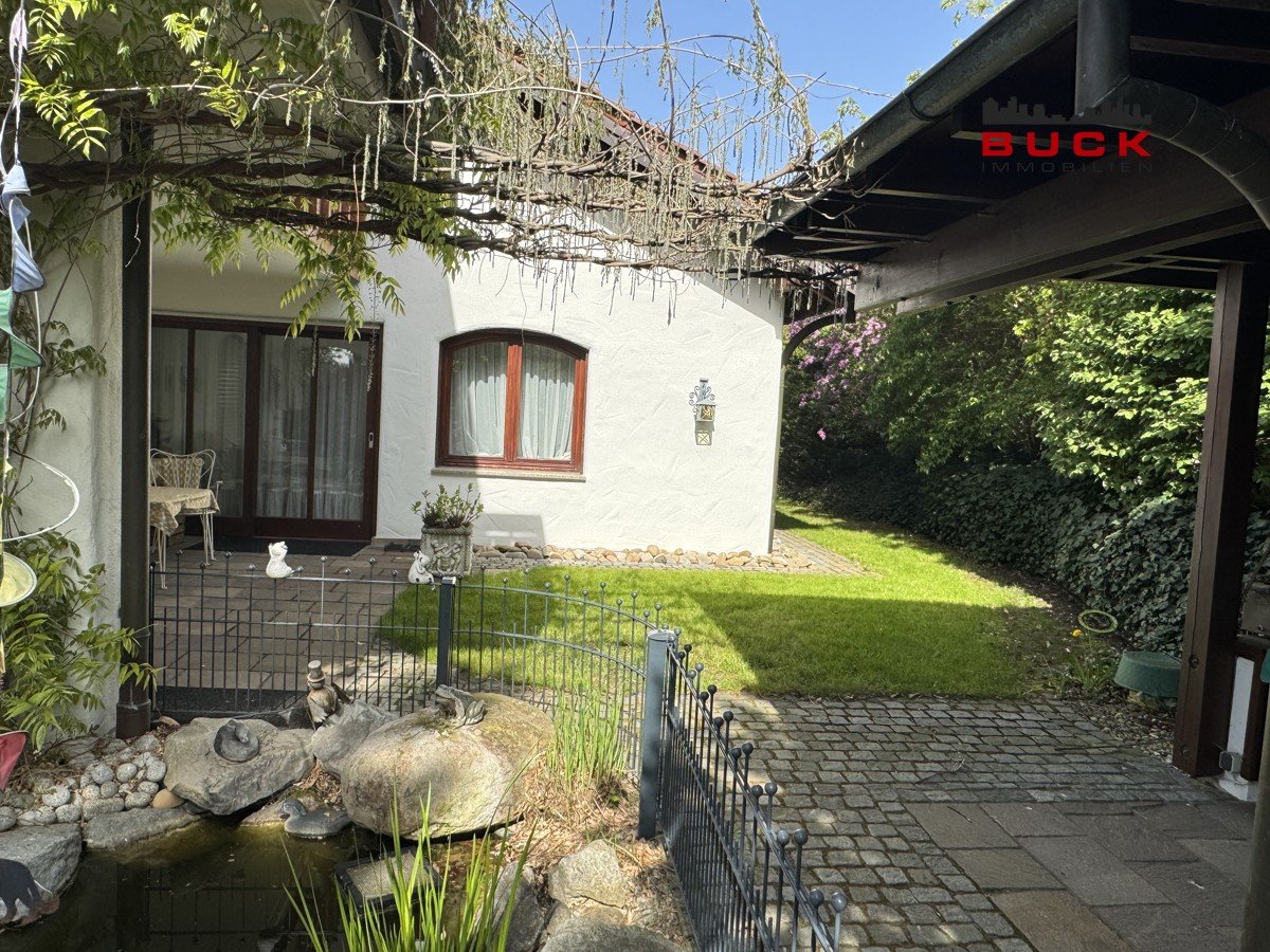 Terrasse und Teich